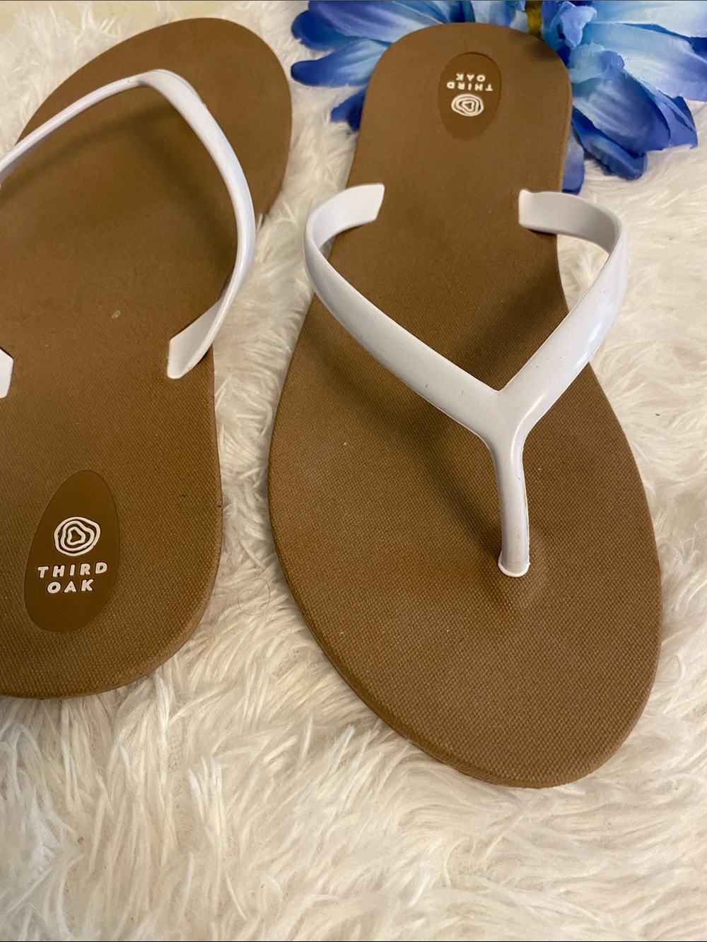 Women's White Strap Brown Flip Flops Sz 8m - Picture 3 of 6